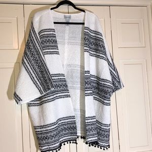 Beautiful Coverup or Kimono Crinkle Material Travel Pom Pom Hem SZ 26/28W R2
